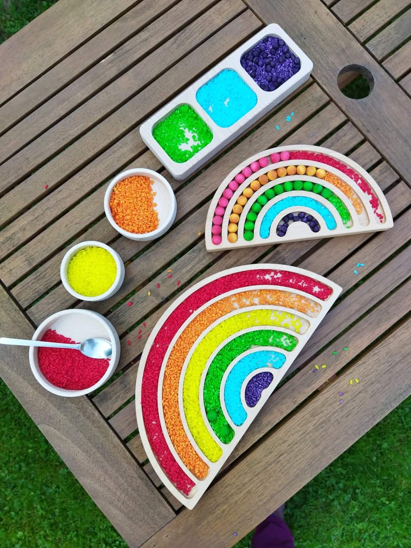 Dřevokaz Třídící misky Duha velká plná kuliček s impregnací