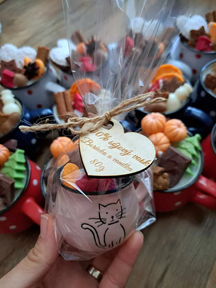 Svíčka v keramickém hrníčku Kočička starorůžová 80g borůvka/vanilka