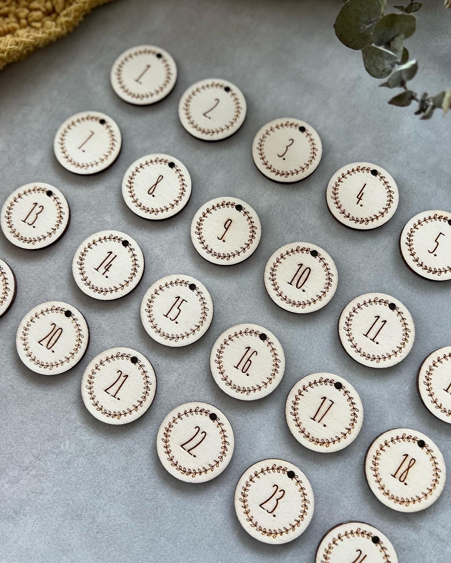 Visačky s čísly na adventní kalendář - kulaté 24ks/3,4cm