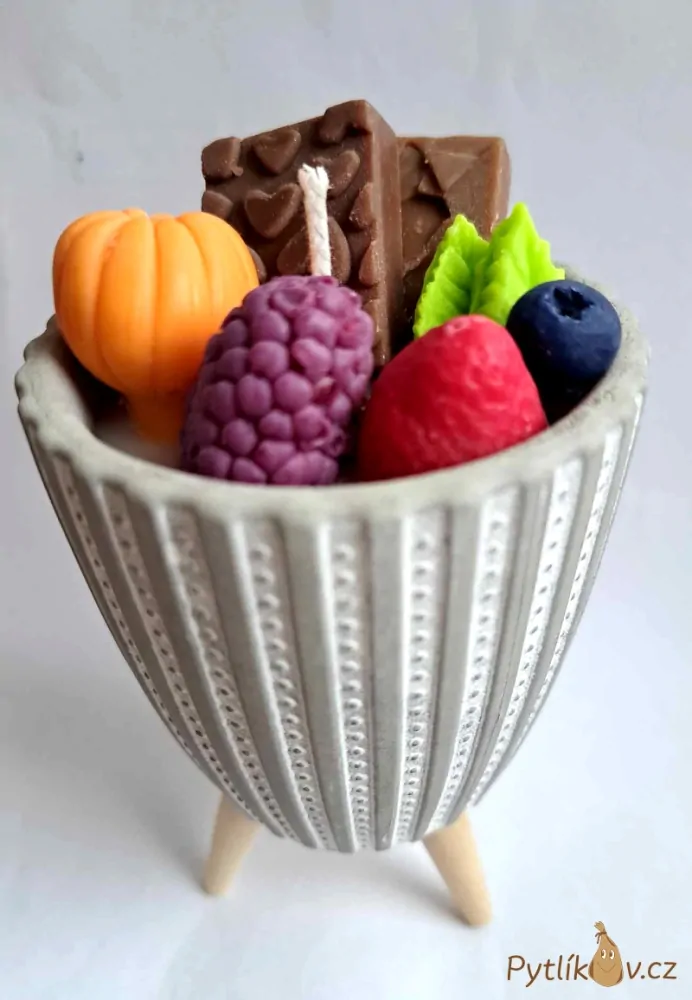 Svíčka v keramickém květináčku 130g švestka/růže/patchouli