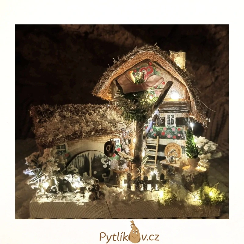 Vánoční domeček svítící 25 cm - baterie jsou součástí