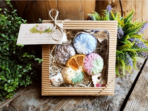 Mýdlárna Erdé Dárková sada šumivek v přírodní krabičce 4 ks