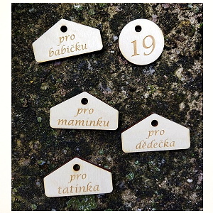 Dřevěná cedulka na dárek - "Pro maminku"