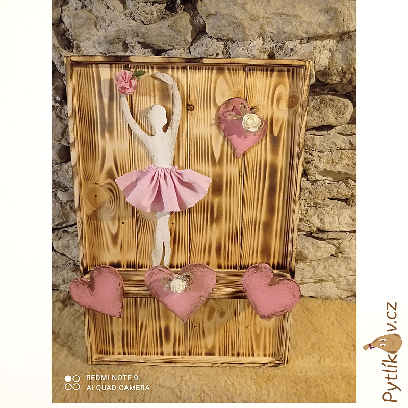 Baletka věšák - nástěnná dřevěná dekorace pro děti růžová