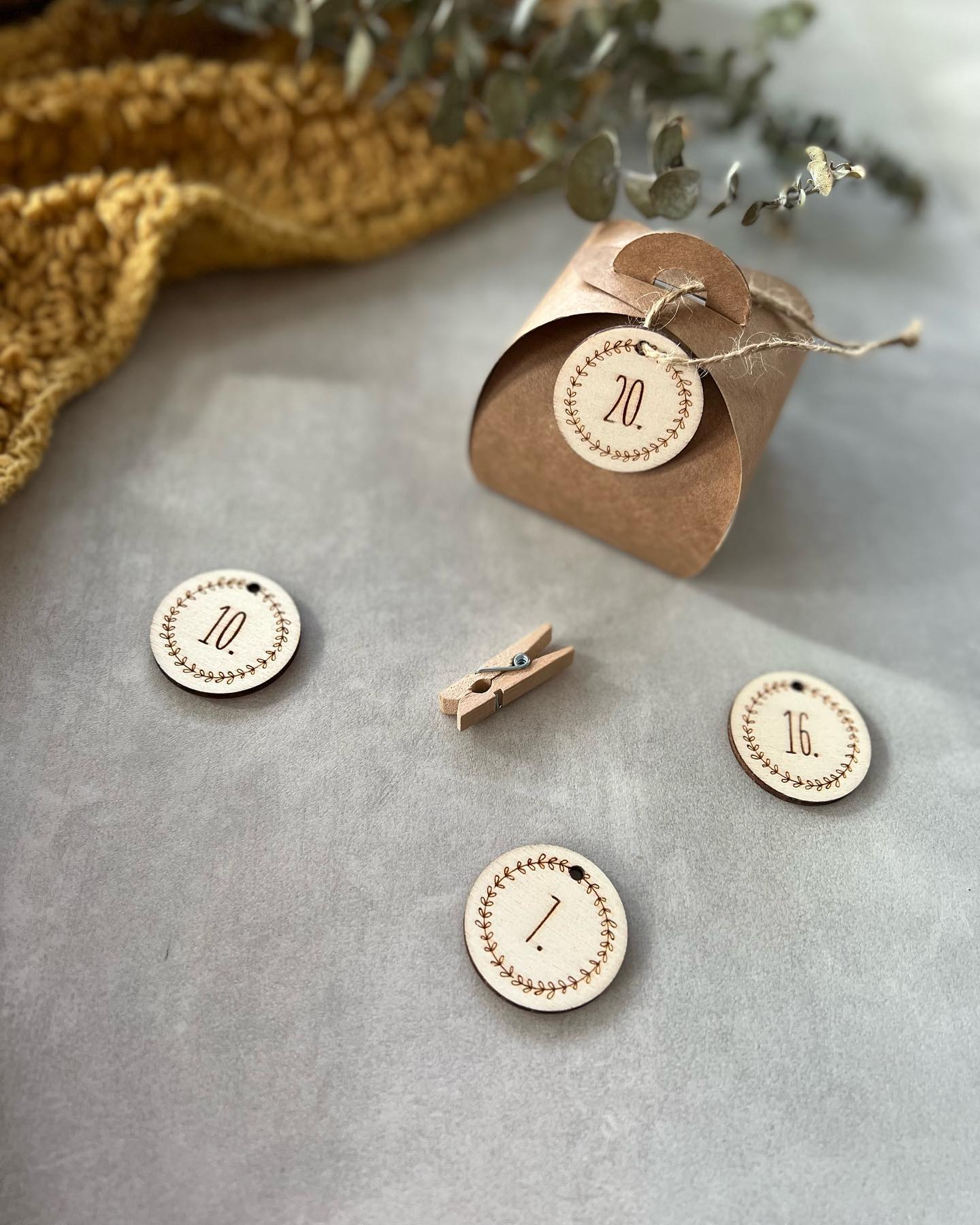 Visačky s čísly na adventní kalendář - kulaté 24ks/3,4cm