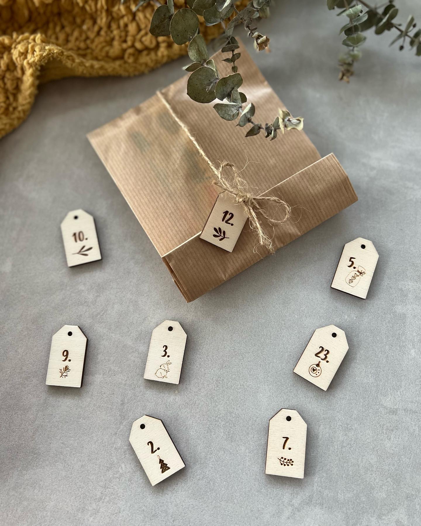 Visačky s čísly na adventní kalendář - hranaté 24ks/2,2x3,6 cm