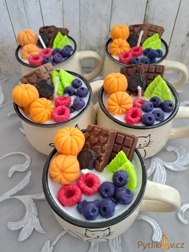 Svíčka v keramickém hrníčku Kočička krémová 240g švestka, růže, patchouli