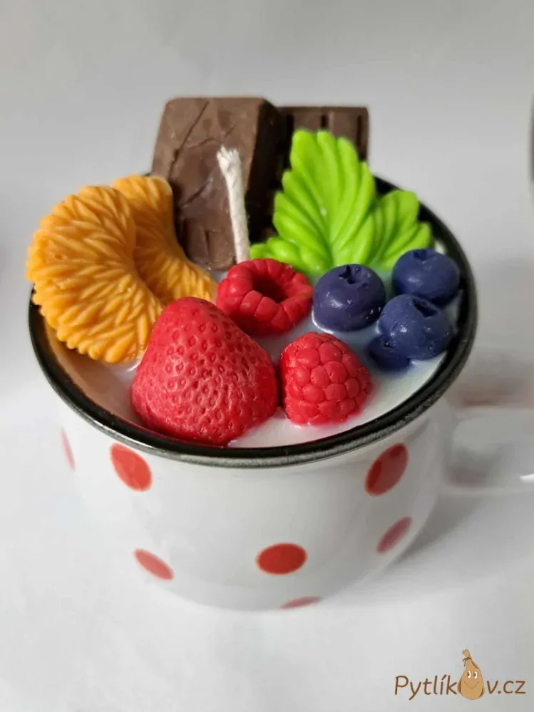 Svíčka v keramickém hrníčku Bílý-červený puntík 240g švestka/růže/patchouli