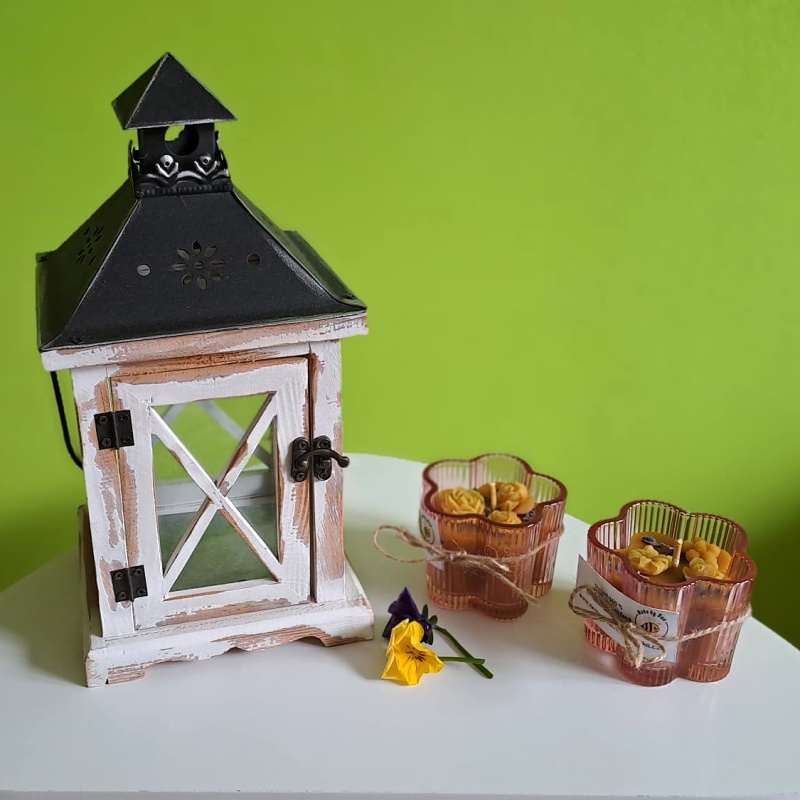 Svíčka 100% včelí vosk Rozkvetlá louka s květy měsíčku - červená