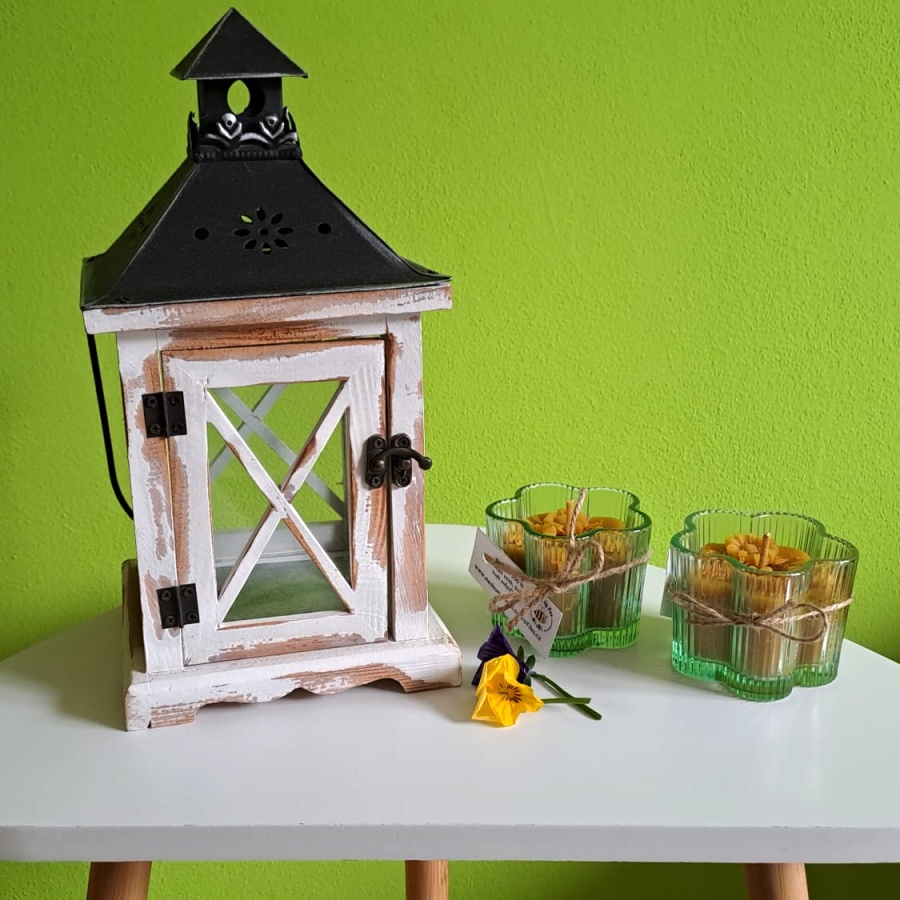 Svíčka 100% včelí vosk Rozkvetlá louka s květy měsíčku - zelená