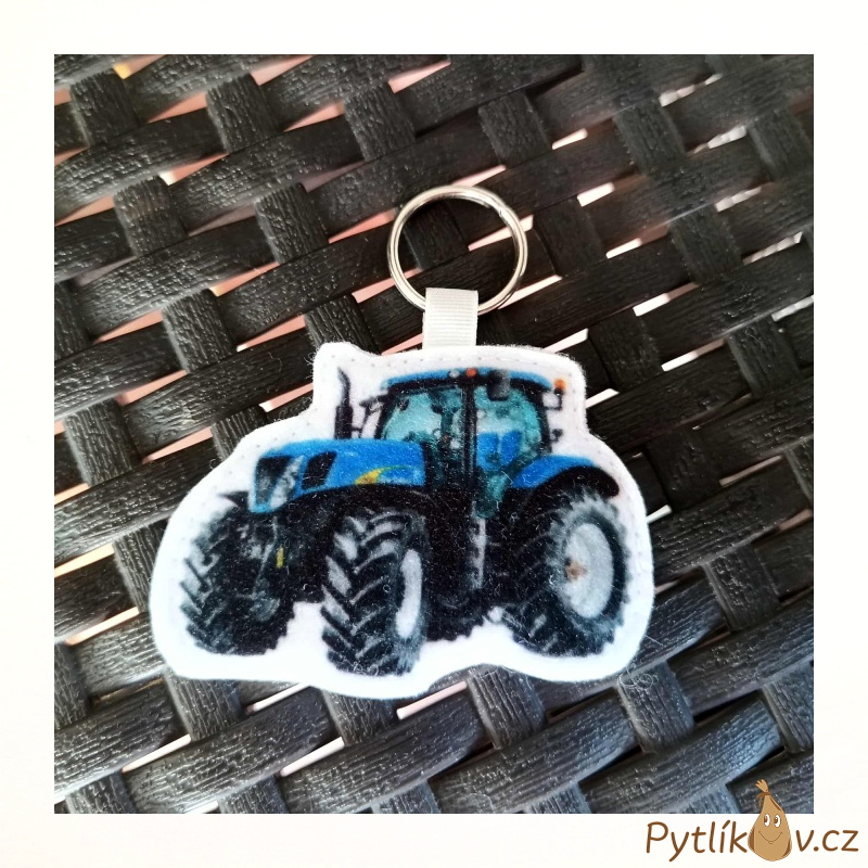 Přívěsek šitý z filcu - Traktor modrý