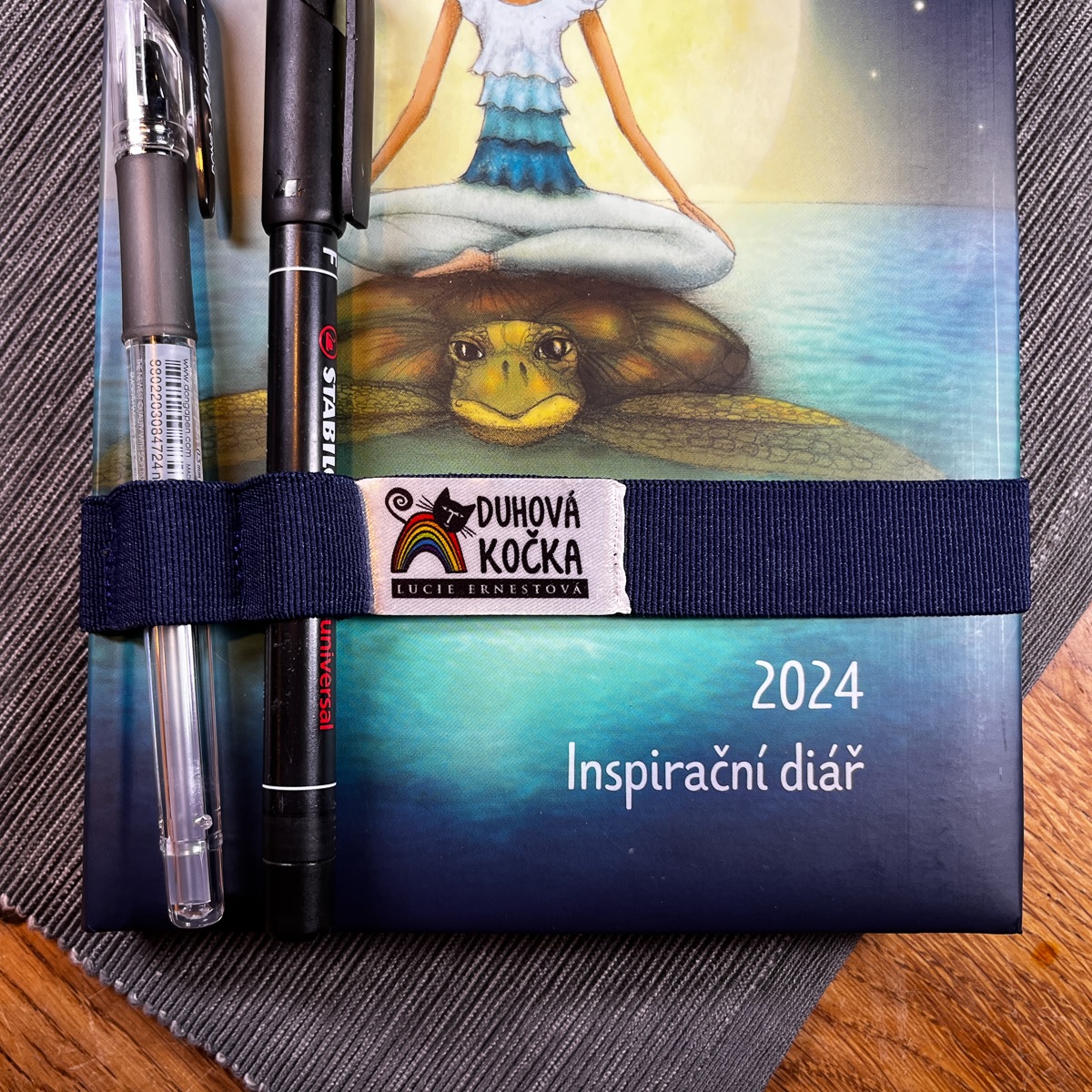 Duhová kočka Gumička na velký diář Zelená