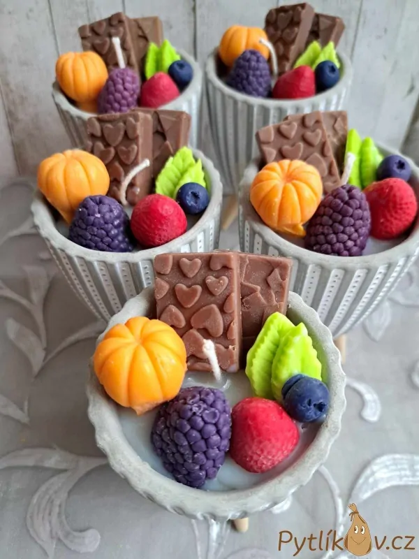 Svíčka v keramickém květináčku 130g švestka/růže/patchouli