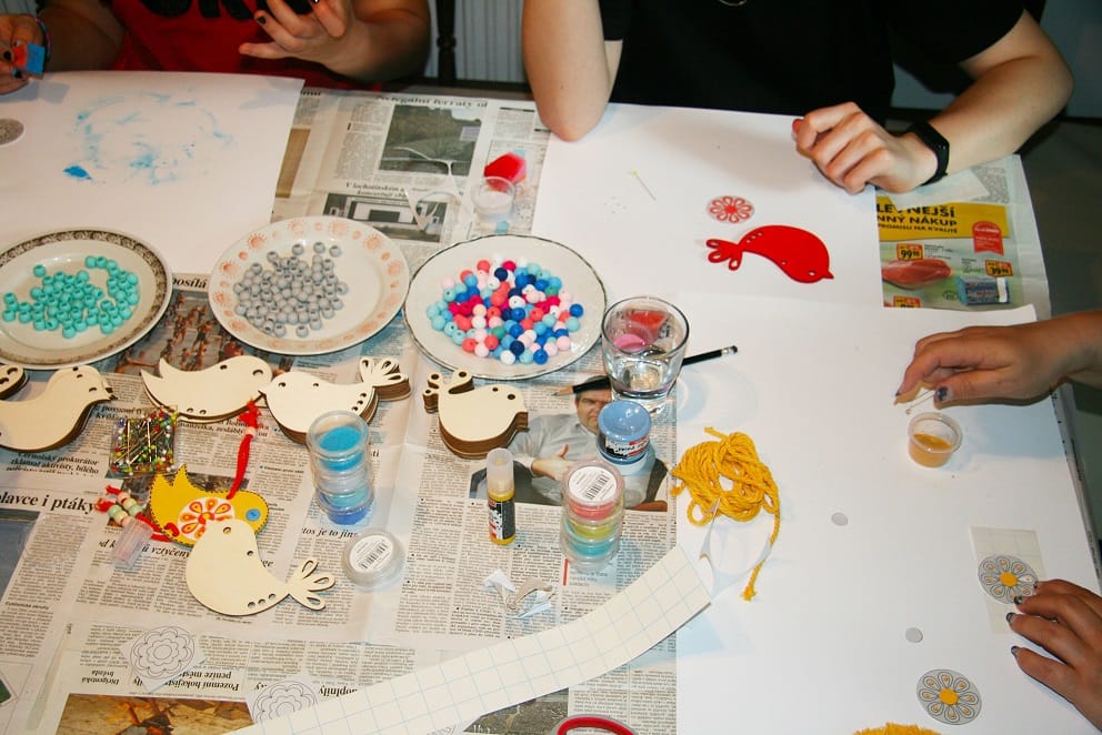 Pískování - dárková sada Ptáčci z překližky s mandalovým bříškem Červená (456)