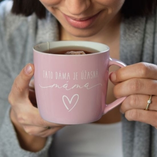 Housedecor Porcelánový hrnek - Tato dáma je úžasná máma 300ml