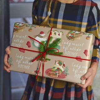 Housedecor Vánoční matný balící papír 0,7x1m - Tady musel být někdo hodný - papír složený na velikost A3