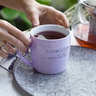Housedecor Levandulový hrnek XXL - Tato dáma je úžasná učitelka 430ml