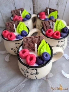 Svíčka v keramickém hrníčku Kočička krémová 80g švestka/růže/patchouli