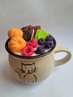 Svíčka v keramickém hrníčku Kočička krémová 240g švestka, růže, patchouli