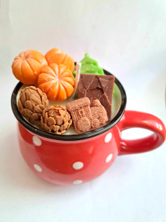 Svíčka v keramickém hrníčku Červený-bílý puntík 240g Merlot