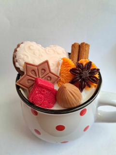 Svíčka v keramickém hrníčku Bílý-červený puntík 240g Vánoční punč