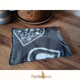 Třešňový polštářek hřejivý/chladivý 13x17 cm - šedá srdce