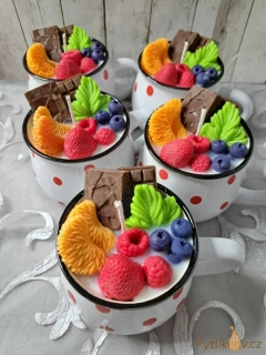 Svíčka v keramickém hrníčku Bílý-červený puntík 240g švestka/růže/patchouli