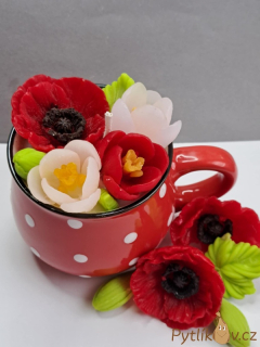 Svíčka v keramickém hrníčku Červená-bílý puntík 240g švestka/růže/patchouli