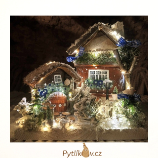 Vánoční domeček svítící 25 cm - baterie jsou součástí
