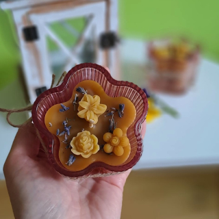Svíčka 100% včelí vosk Rozkvetlá louka levandule - červená