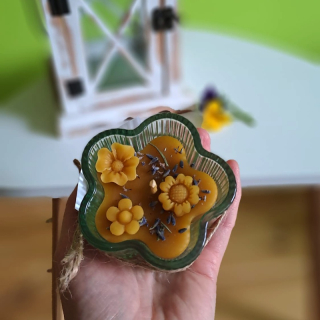 Svíčka 100% včelí vosk Rozkvetlá louka levandule - zelená