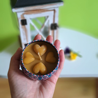 Svíčka ze 100% včelího vosku Mandala srdíčka
