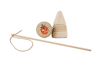 Lesní Dřevěná káča s bičíkem Beruška